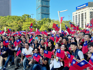 北市國慶升旗旗海飄揚　備千瓶鮮奶送學童