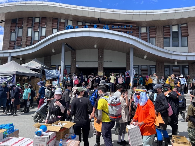 重災區佛祖街持續開挖主要幹道　志工助填逾6萬沙包 | 華視新聞