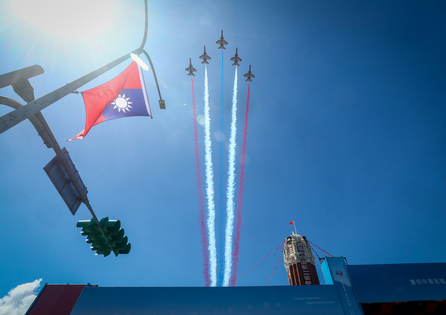 國慶大會落幕　空軍雷虎換裝勇鷹後壓軸放彩煙 | 華視新聞