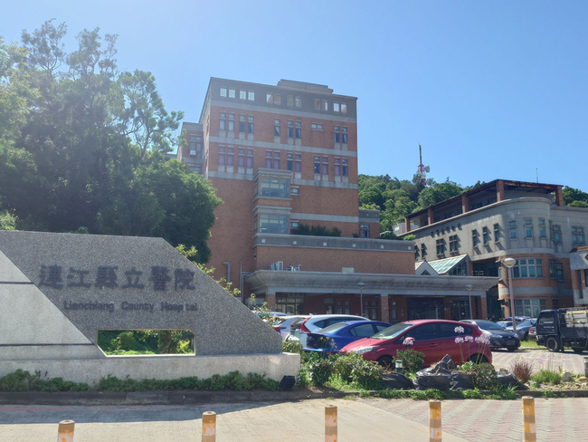 馬祖女駕駛找停車位不慎撞到路人　造成嚴重傷勢 | 華視新聞