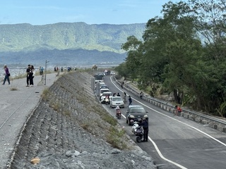 花蓮馬太鞍溪橋便道搶先通車  雙向湧塞車潮