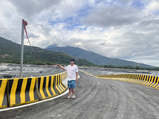 馬太鞍溪橋涵管便道通車　居民放鞭炮慶祝