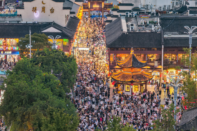 中國十一長假消費年增2.7%  旅遊興旺電影遇冷 | 華視新聞