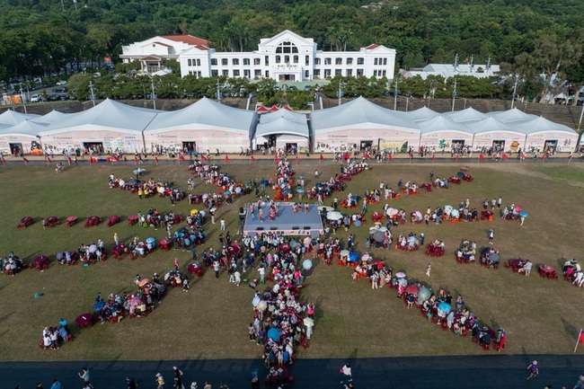 南投茶博會千人擂茶  清境農場國慶優惠湧人潮 | 華視新聞