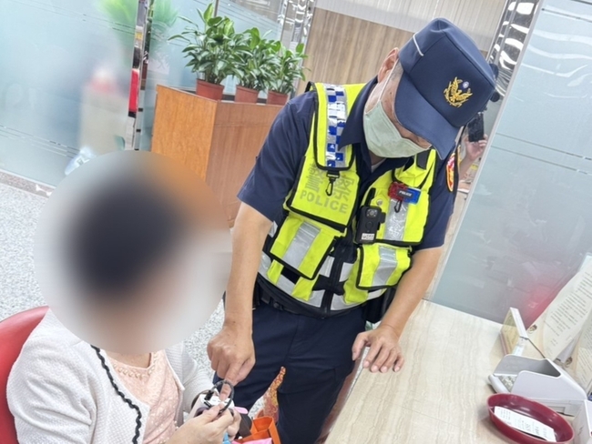 婦2度欲匯款購買演唱會門票　警攔阻免成詐騙祭品 | 華視新聞