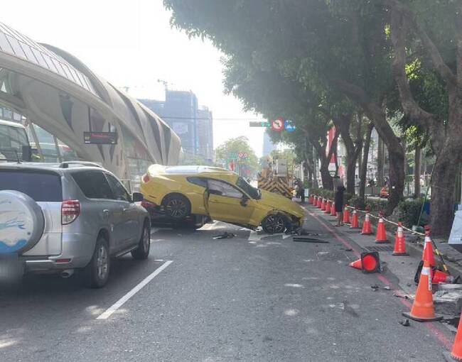 台中野馬跑車衝上人行道撞3車　僅肇事駕駛輕傷 | 華視新聞
