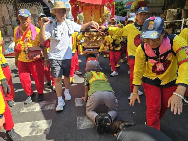 台中梧棲大庄媽回鑾  警方宣導防詐民眾躦轎求平安 | 華視新聞