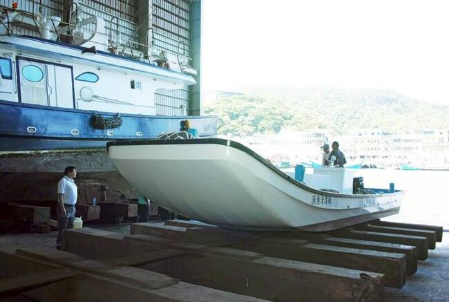 南方澳漁港年清逾5千噸垃圾　高效率清潔船助淨港 | 華視新聞