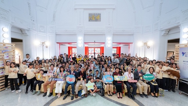 特色歌謠譜鄉土情懷　踩鯪鯉、鯉魚伯公創作獲獎 | 華視新聞