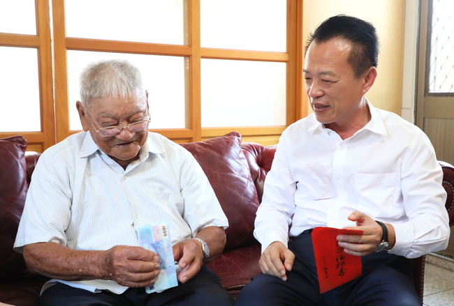 義竹104歲人瑞還能騎單車　翁章梁親贈重陽禮金 | 華視新聞