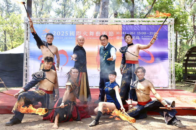 台南火舞藝術節　打造漁光島夕陽、海浪與火光交映 | 華視新聞