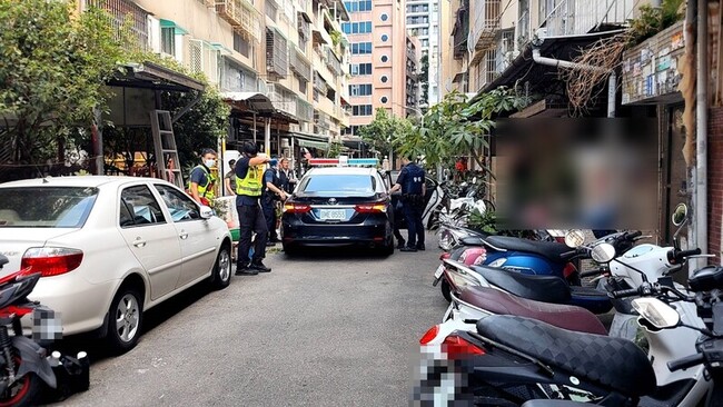 感情糾紛衝突　台中男持刀攻擊女友與鄰居致3傷 | 華視新聞