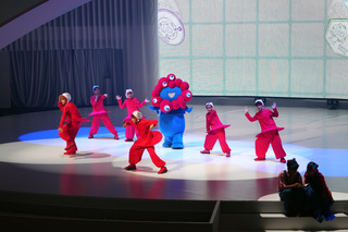 大阪世博閉幕式  石破茂頒發吉祥物「脈脈」感謝狀