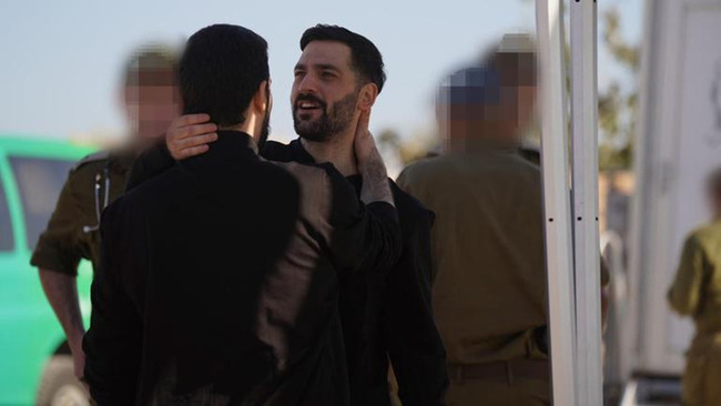 加薩人質獲釋　被囚分離2年德國雙胞胎兄弟感人重逢 | 華視新聞