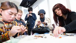 學串珠戴文化  巴黎女人為排灣族琉璃珠瘋狂