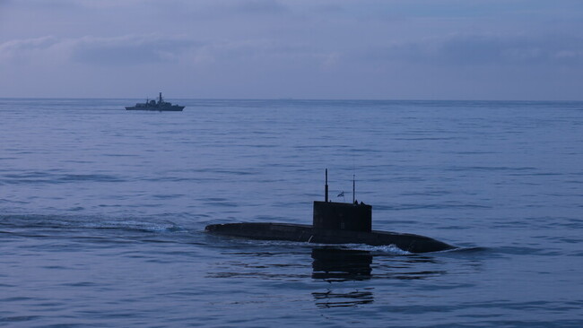 俄艦再現蹤英國和北約水域  6國接棒伴航監控 | 華視新聞