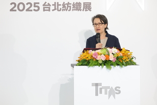 副總統：不會讓紡織業孤軍奮戰　助研發轉型拓新市場