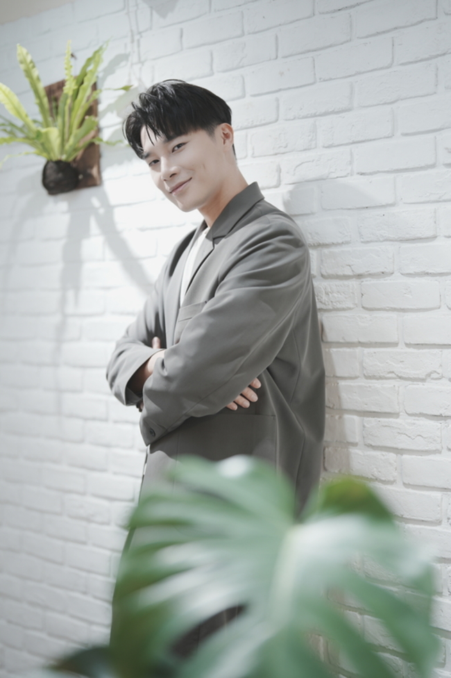 出道10年入圍金鐘男主　宋偉恩服務角色是最大課題 | 華視新聞