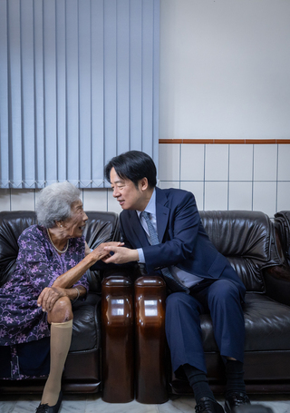 總統探望百歲人瑞　祝福全國長輩重陽節快樂