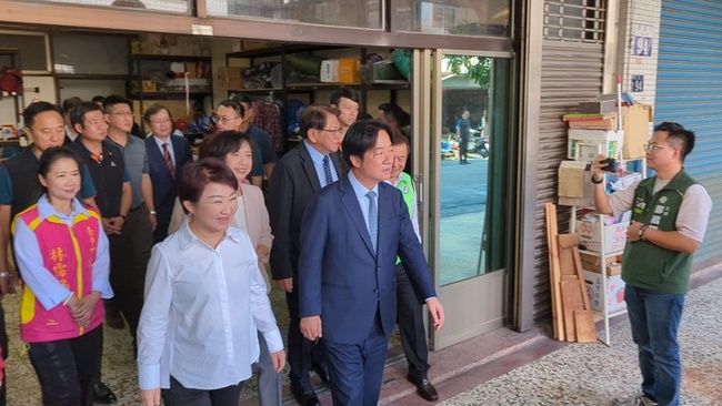 總統台中探視百歲人瑞 致贈金鎖片祝福健康長壽 | 華視新聞