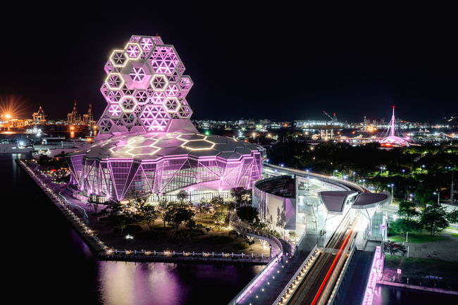 迎接BLACKPINK重返　高雄6大地標點亮粉色燈光 | 華視新聞