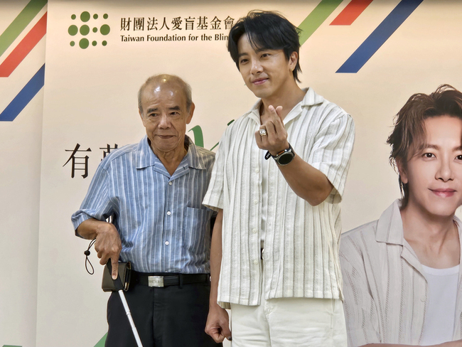 8旬爺中風奪視力　白手杖伴闖天下唱愛拚才會贏 | 華視新聞