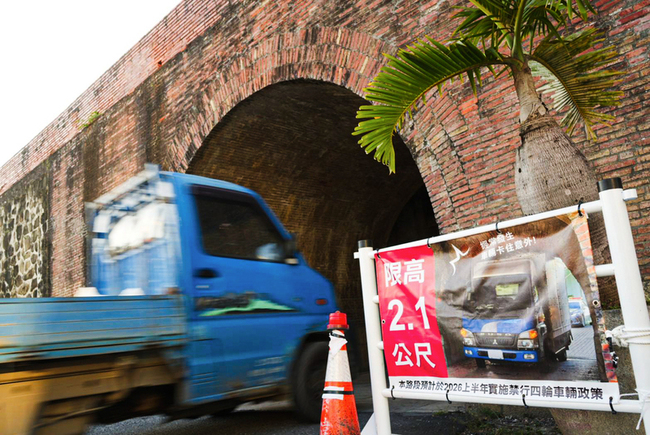 恆春古城西門將禁行四輪車　居民盼路擋重新設計 | 華視新聞