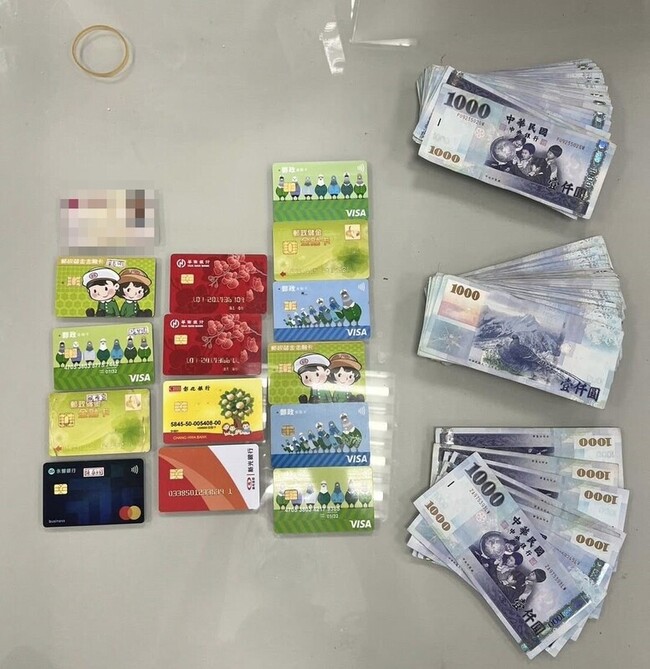 詐團車手提款神色緊張　中市警識破查扣贓款21萬 | 華視新聞