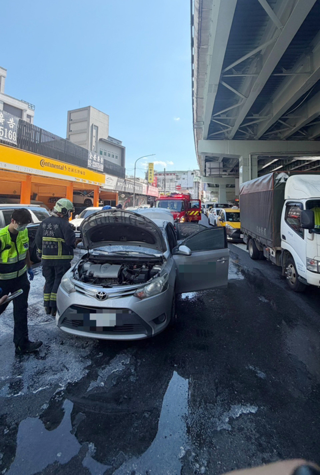 新北中和行車糾紛　汽車遭騎士丟鞭炮當街起火 | 華視新聞