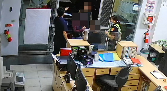 高雄男童負氣離家徘徊嘉縣超商  店員報警助返家 | 華視新聞