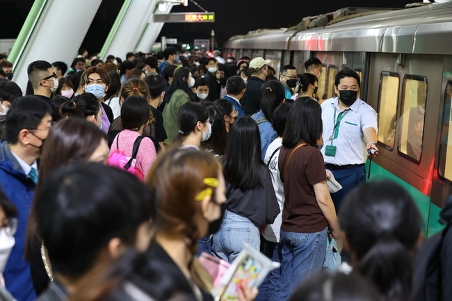 BLACKPINK重返高雄　高捷備加班車、行李寄放 | 華視新聞