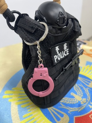 高雄警響應「粉紅旋風」 宣導防詐還抽粉紅手銬吊飾