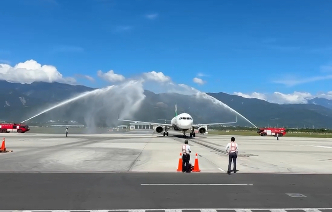 台東澎湖雙向包機首航　民眾開心「不用再翻山渡海」 | 華視新聞