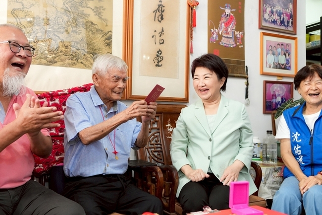 迎接重陽節　盧秀燕探訪百歲人瑞致贈敬老禮金 | 華視新聞