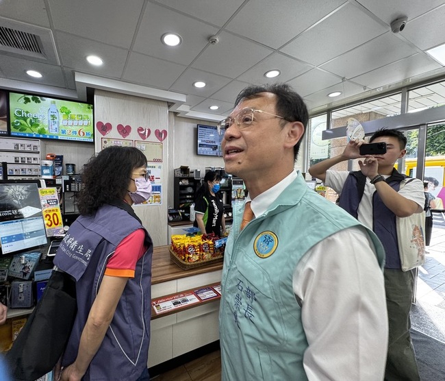 合法加熱菸開賣首日  石崇良率隊突襲檢查 | 華視新聞