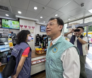 合法加熱菸開賣首日  石崇良率隊突襲檢查