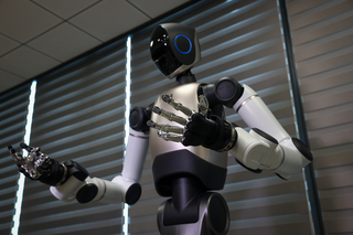 黃識忠：採輝達平台開發人形機器人大腦　拚明年量產