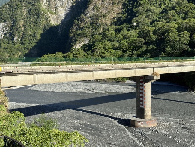 花蓮立霧溪堰塞湖漫淹路面　出動怪手嘗試開挖引流 | 華視新聞