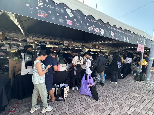 BLACKPINK高雄開唱　粉絲徹夜排隊搶周邊 | 華視新聞