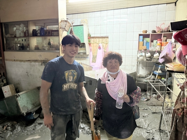 台師大15國境外生當鏟子超人　體驗台灣公民行動力 | 華視新聞