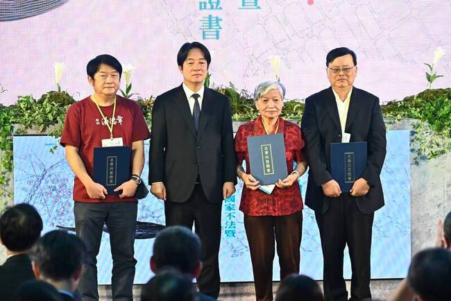 落實轉型正義　賴總統頒發3政治受難者名譽回復證書 | 華視新聞
