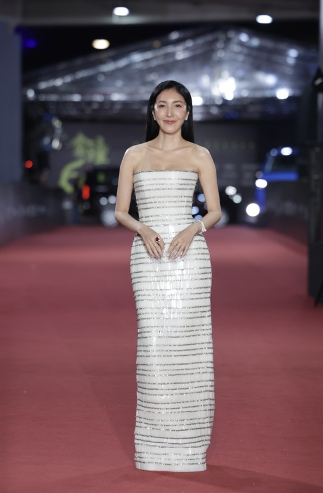 楊謹華柯佳嬿壓軸登金鐘紅毯 林廷憶鵝黃禮服搶眼 | 華視新聞