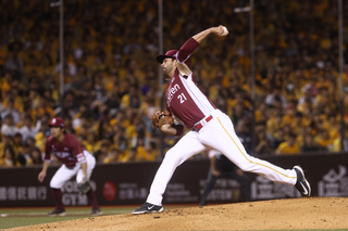 中職總冠軍賽G1魔神樂好投壓制兄弟　桃猿搶首勝