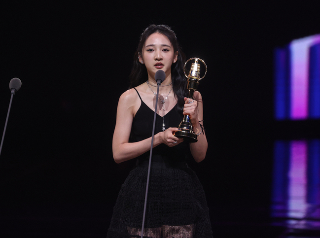 李沐同角色再摘金鐘迷你女配 落淚認這5年陷低潮 | 華視新聞