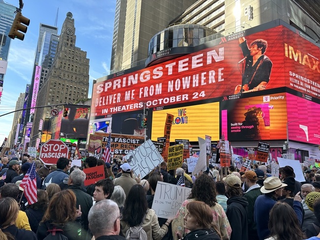全美再現「無王日」　反川普群眾聚集紐約時報廣場 | 華視新聞