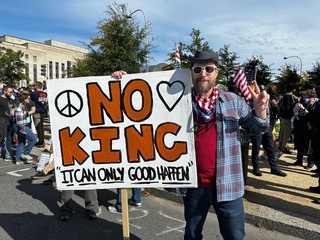 華府大批民眾響應「無王」集會　批川普「暴政」