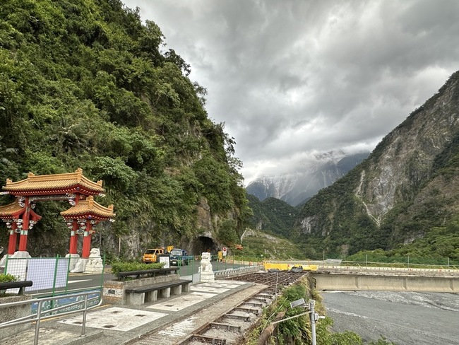 燕子口堰塞湖壩頂緩慢出水  下游居民速返家取物 | 華視新聞