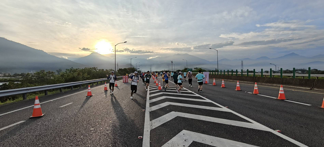 埔里山城派對馬拉松登場　乘輪椅跑國道留難忘回憶 | 華視新聞