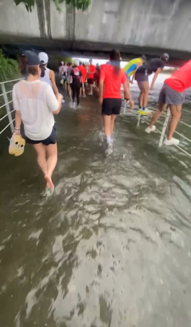冬山河馬拉松涉水奇景 選手戲稱應該穿溯溪鞋 | 華視新聞