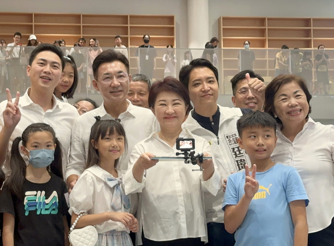 台中逾500市民接龍上架圖書　喜迎綠美圖年底開館 | 華視新聞